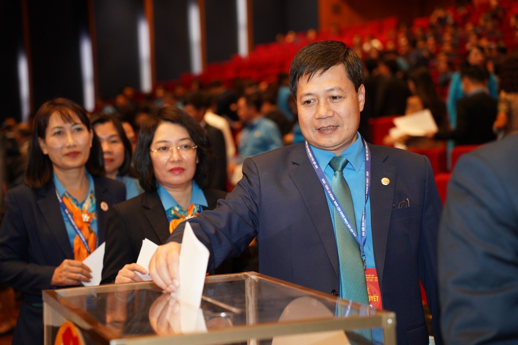 Các đại biểu bỏ phiếu bầu Ban Chấp hành Tổng Liên đoàn Lao động Việt Nam khoá XIII