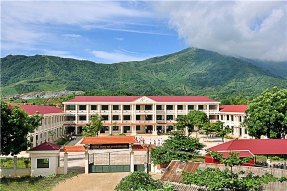 Trường Trung học cơ sở xã Tiến Xuân, huyện Thạch Thất được xây dựng khang trang.
