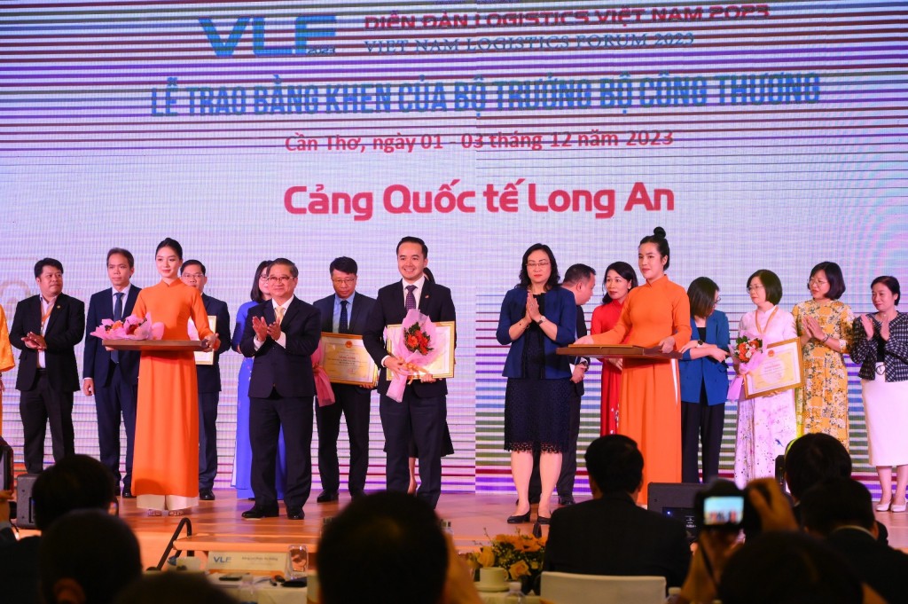 Ông Võ Quốc Huy - Chủ tịch HĐQT Cảng Quốc tế Long An nhận Bằng khen của Bộ Công thương tại VLF 202