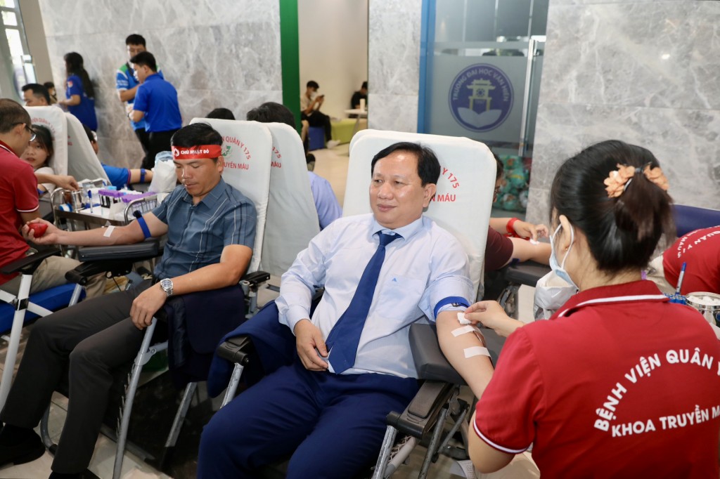 Các đại biểu tham gia hiến máu