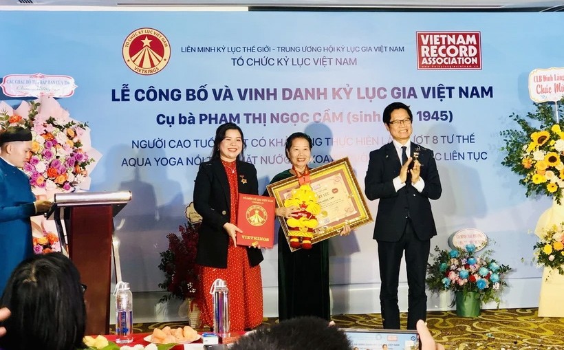 ổ chức Kỷ lục Việt Nam (VietKings) trao bằng chứng nhận cho cụ bà Phạm Thị Ngọc Cầm