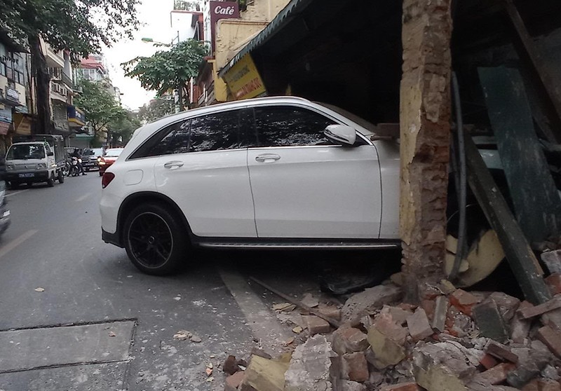 Hiện trường vụ xe sang tông sập một phần ngôi nhà cổ 