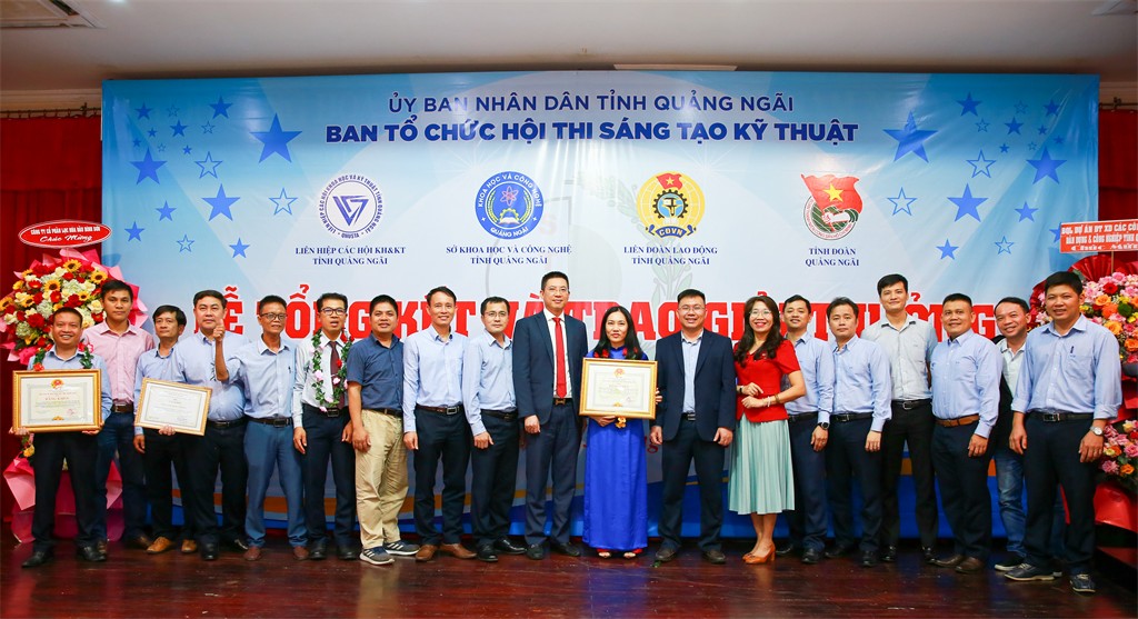 Tập thể cán bộ, kỹ sư, người lao động BSR đạt giải tại Hội thi Sáng tạo Kỹ thuật tỉnh Quảng Ngãi lần thứ 13 (2022 - 2023) chụp ảnh lưu niệm.