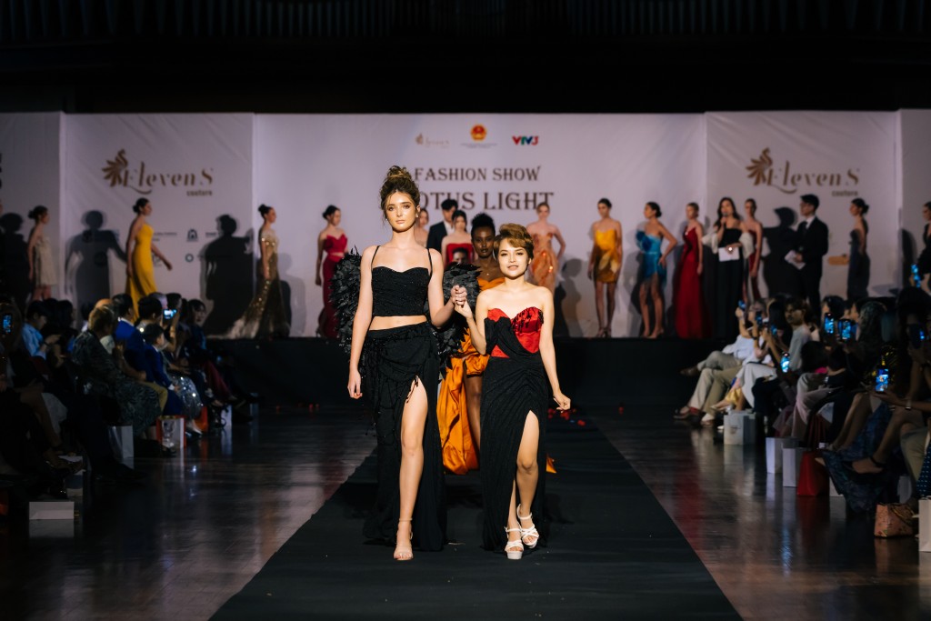 NTK Trần Phương Hoa (bên phải) trong show thời trang cá nhân tại Úc