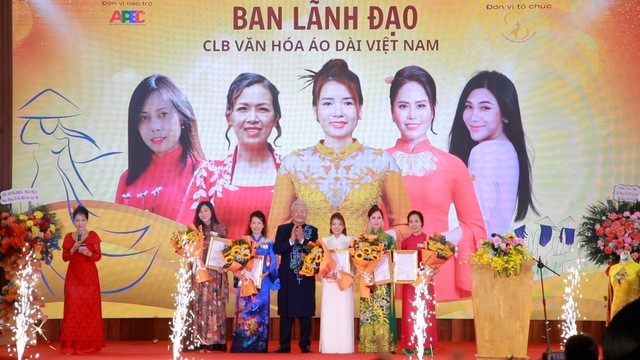 Ban lãnh đạo Câu lạc bộ Văn hóa Áo dài Việt Nam