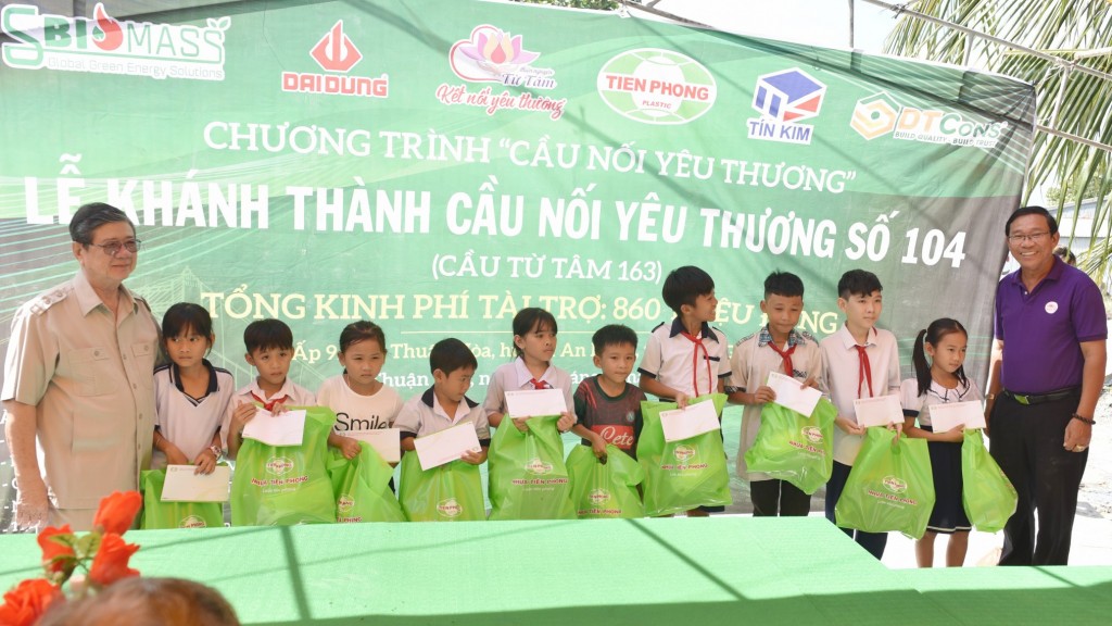 Khánh thành 8 cây cầu yêu thương tặng tỉnh Kiên Giang