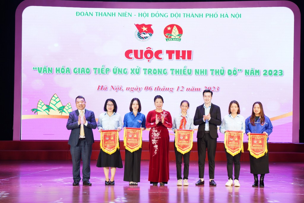 Ban Tổ chức trao cờ lưu niệm cho đại diện các đội thi Ban Tổ chức trao cờ lưu niệm cho đại diện các đội thi