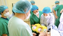 Mổ cấp cứu sản phụ ung thư vú di căn sinh song thai