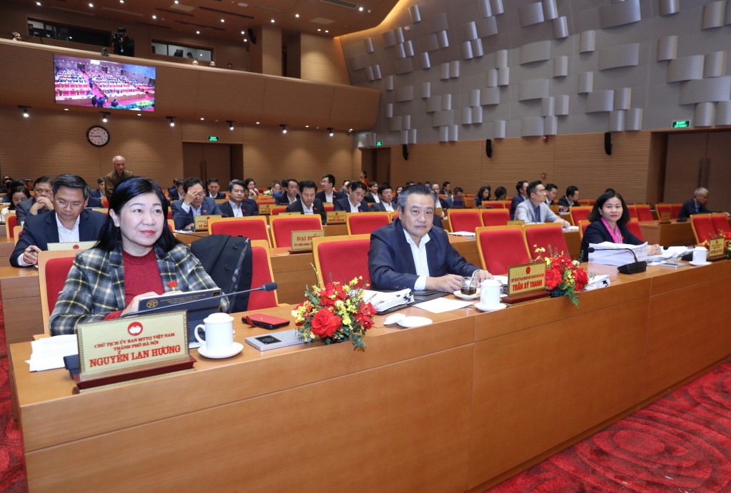 Các đồng chí lãnh đạo thành phố Hà Nội và đại biểu tham dự kỳ họp vị đại biểu