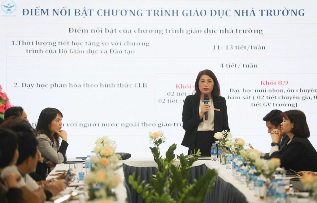 Đồng chí Lê Kim Anh - Hiệu trưởng trường THCS Cầu Giấy chia sẻ kinh nghiệm xây dựng, quản trị và quản lý trường THCS Cầu Giấy