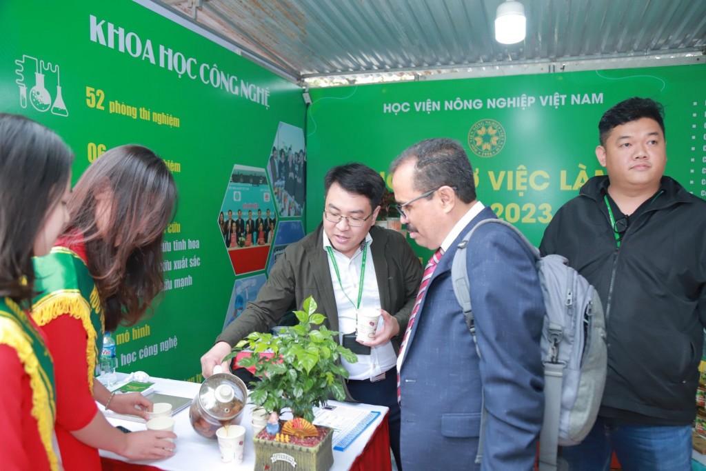 Giảng viên Học viện Nông nghiệp Việt Nam giới thiệu trà cho khách tham quan