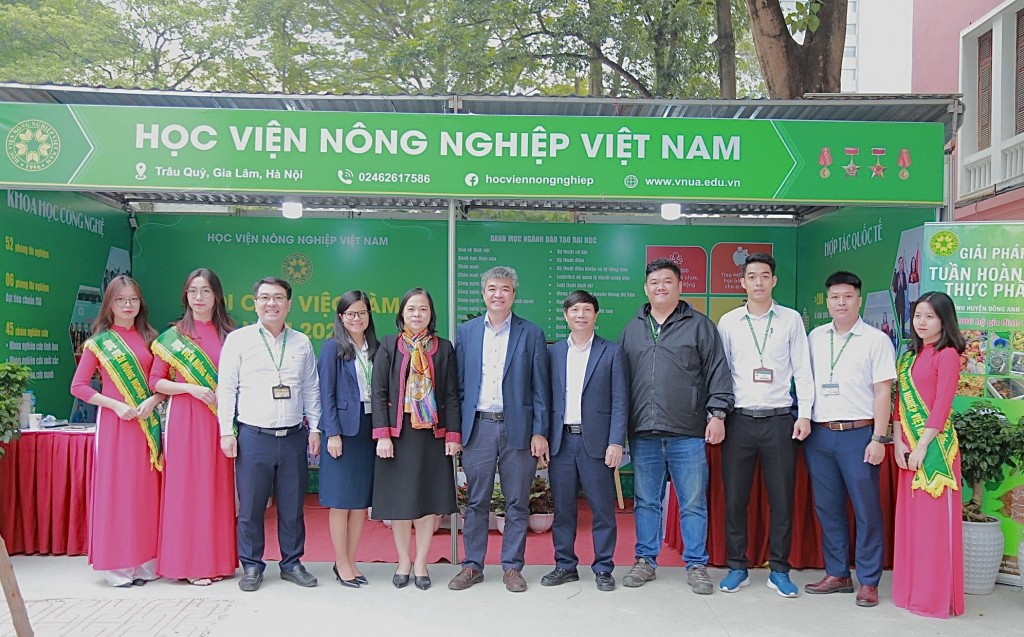 Tại Hội chợ việc làm, Học viện Nông nghiệp Việt Nam có 2 gian hàng trưng bày sản phẩm và giới thiệu 43 ngành nghề đào tại đại học của Học viện