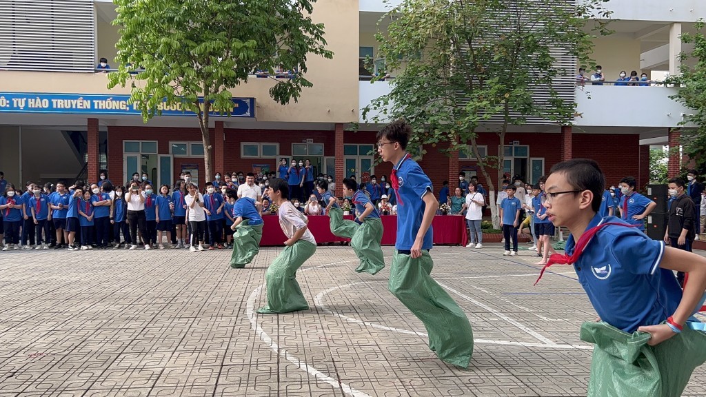 Phần thi nhảy bao bố diễn ra trong tiếng hò reo, cổ vũ sôi động...