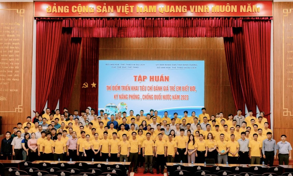 150 học viên tham dự Lớp tập huấn phương pháp Thí điểm triển khai tiêu chí đánh giá trẻ em biết bơi, kỹ năng phòng, chống đuối nước chụp hình lưu niệm cùng BTC lớp.