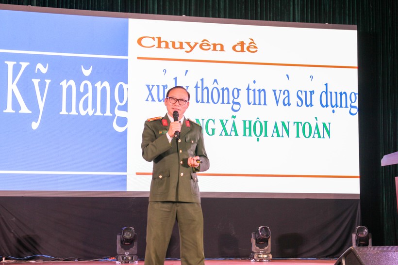 Thượng tá, Đào Trung Hiếu - chuyên gia Bộ Công an trình bày báo cáo chuyên đề “Kỹ năng sử dụng mạng xã hội an toàn” tại buổi tập huấn.