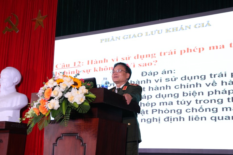 Thiếu tướng Nguyễn Hồng Thái - nguyên Tổng biên tập báo Công an Nhân dân chia sẻ về Kỹ năng sử dụng mạng xã hội an toàn và bạo lực học đường tại chương trình.