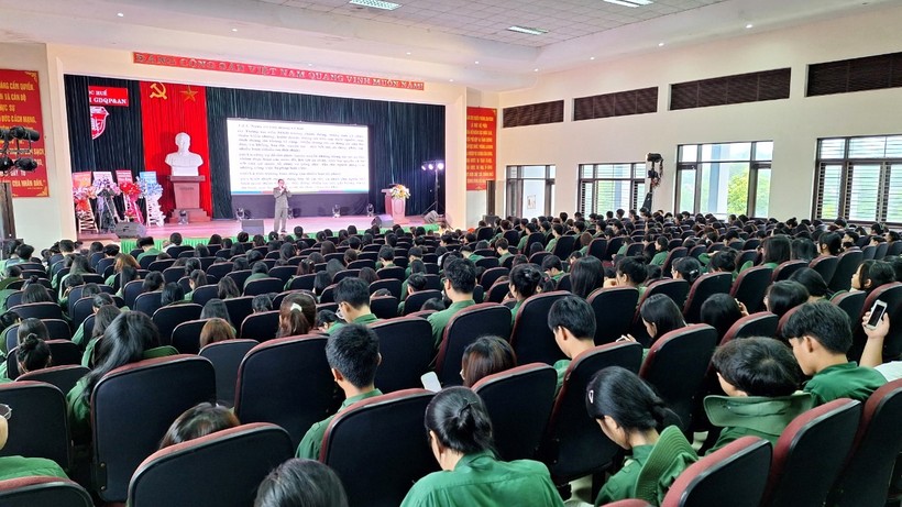 Sinh viên ĐH Huế tham gia chương trình tập huấn “Kỹ năng sử dụng mạng xã hội an toàn và ma túy học đường”.