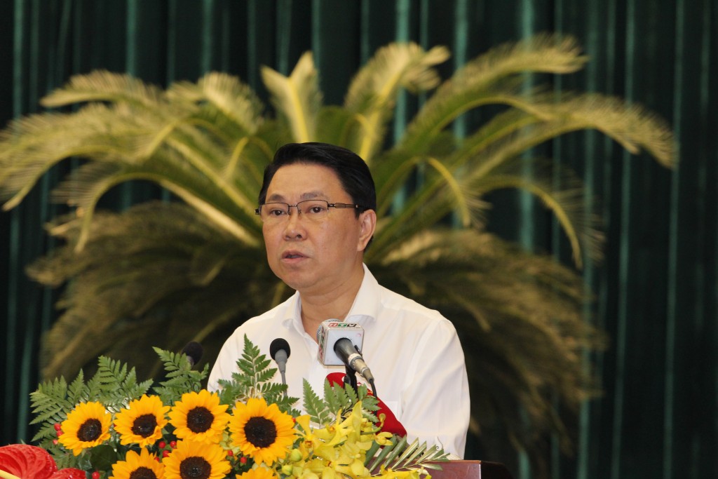 Giám đốc Sở Xây dựng TPHCM Trần Hoàng Quân báo cáo tình hình nhà ở xã hội trước HĐND TPHCM
