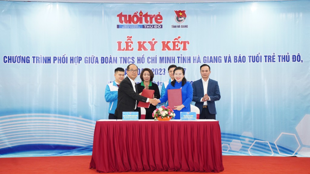 Lãnh đạo Báo Tuổi trẻ Thủ đô và Tỉnh đoàn Hà Giang ký kết phối hợp