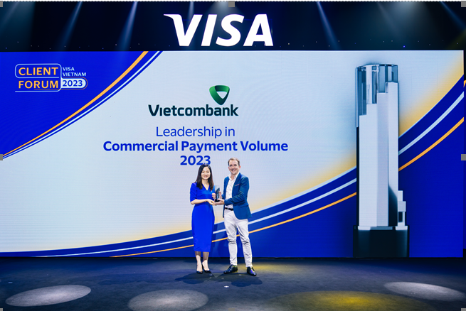 Bà Vũ Thị Hồng Nhung – Phó Trưởng phòng Chính sách Sản phẩm Bán buôn Vietcombank (bên trái) nhận giải thưởng