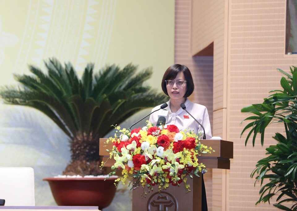 Trưởng Ban Kinh tế Ngân sách HĐND TP Hồ Vân Nga trình bày báo cáo 