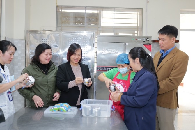 Kiểm tra lưu mẫu thực phẩm tại bếp ăn bán trú trường THCS Ngũ Hiệp, huyện Thanh Trì.