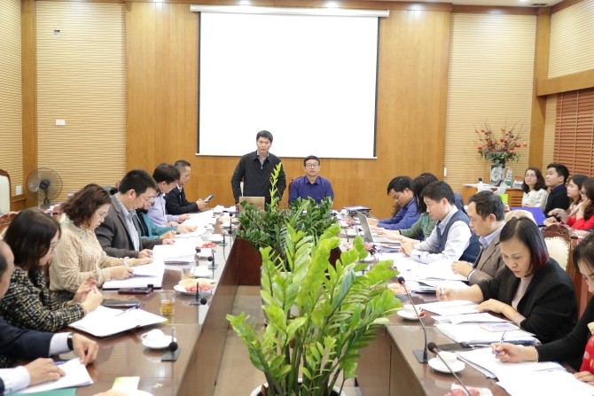 Đoàn kiểm tra làm việc với UBND huyện Thanh Trì về công tác y tế trường học.