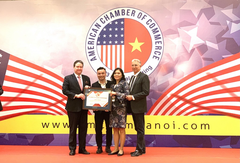 Ông Marc E. Knapper, Đại sứ Hoa Kỳ tại Việt Nam trao giải thưởng cho bà Vũ Thùy Lan, Giám đốc Điều hành Nhân sự, FedEx Express Việt Nam.