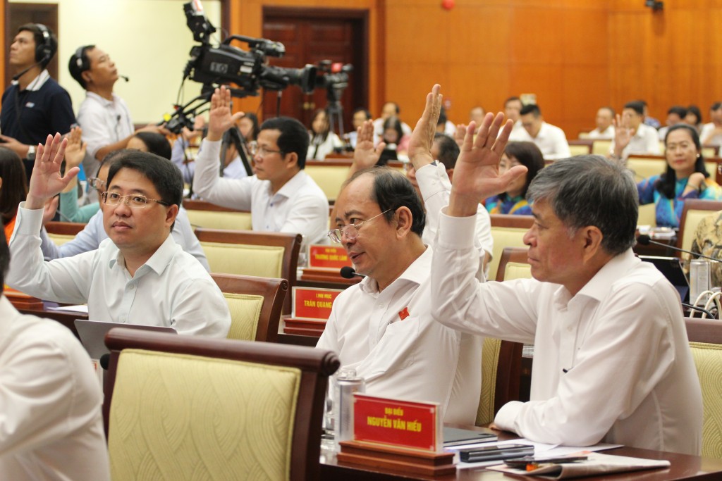 Các đại biểu biểu quyết tại kỳ họp thứ 13 HĐND TP HCM