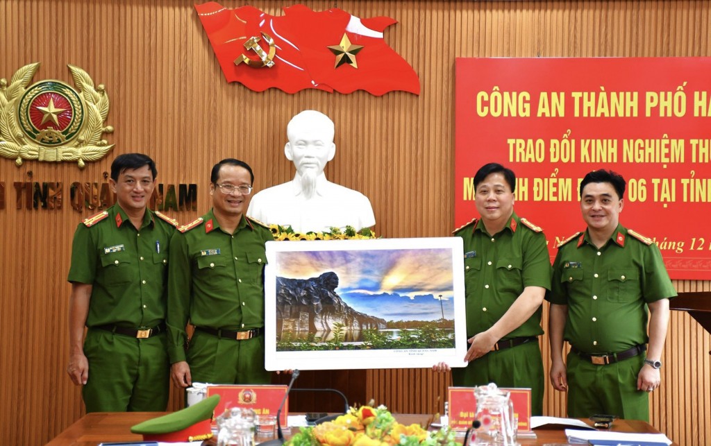 Đại diện lãnh đạo Công an tỉnh Quảng Nam tặng quà lưu niệm cho đoàn công tác Công an TP Hải Phòng