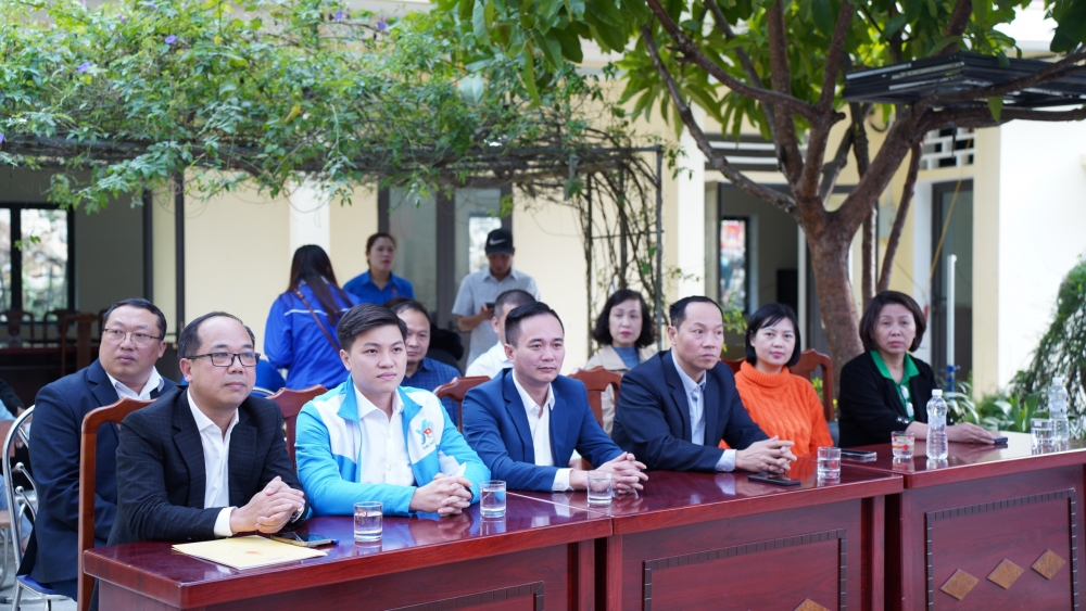 Báo Tuổi trẻ Thủ đô trao tặng 120 suất quà tới các bạn nhỏ vùng cao Hà Giang