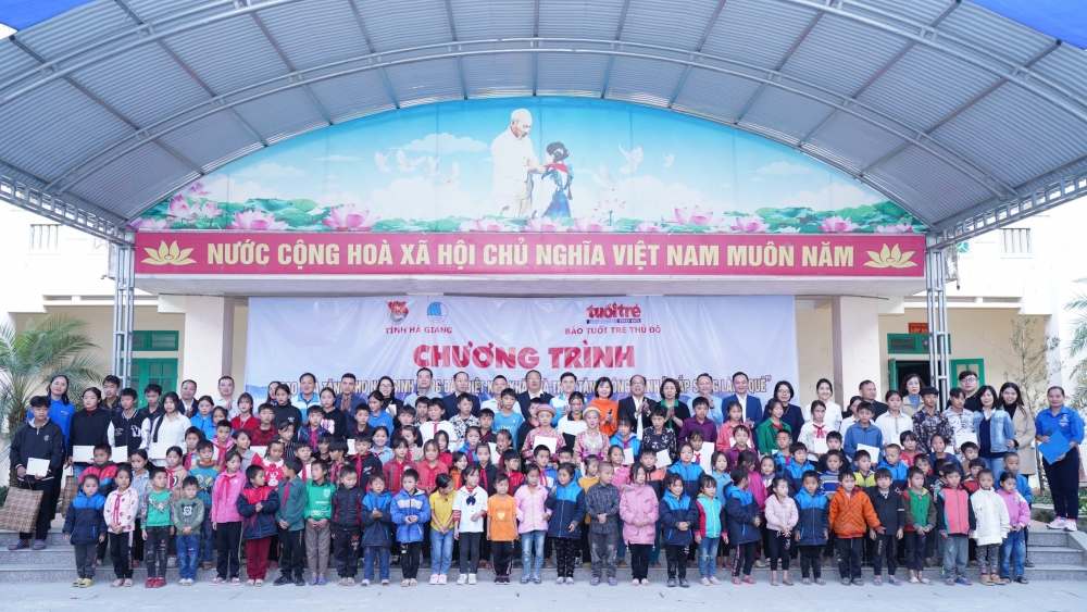 Báo Tuổi trẻ Thủ đô trao tặng 120 suất quà tới các bạn nhỏ vùng cao Hà Giang