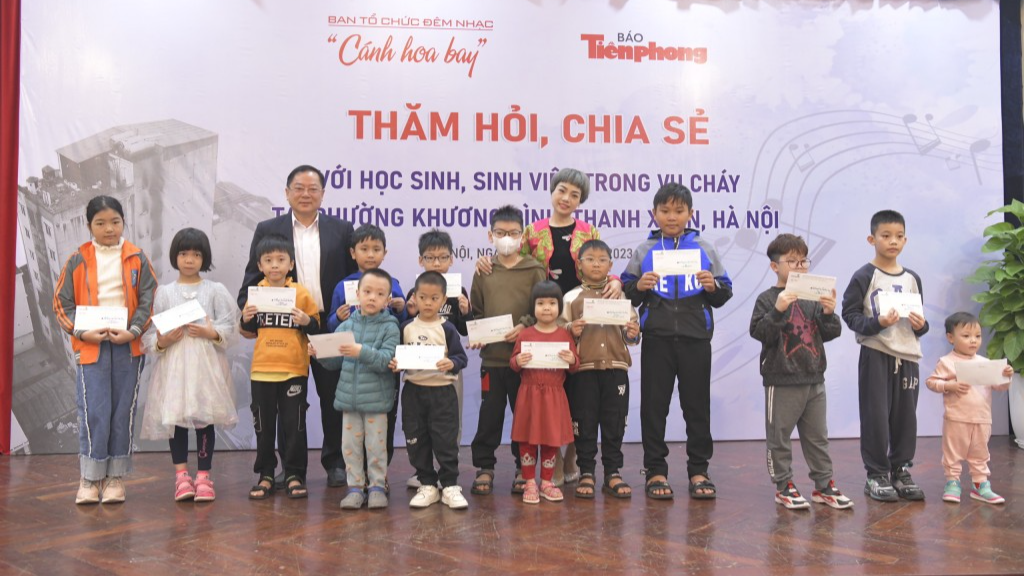 Ban tổ chức trao tặng quà đến các em học sinh 