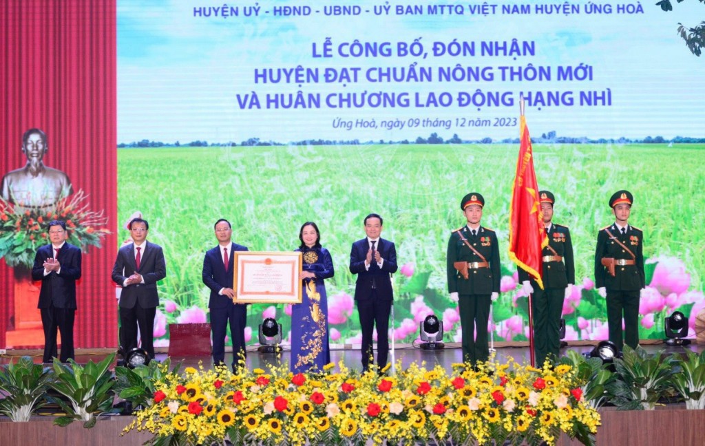 Ứng Hòa đón nhận huyện đạt chuẩn Nông thôn mới