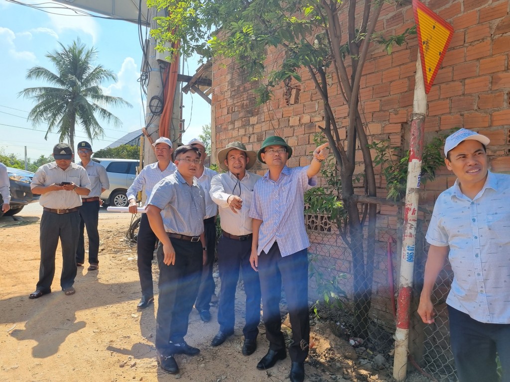 Phó Chủ tịch UBND tỉnh Bình Định Nguyễn Tự Công Hoàng kiểm tra công tác GPMB tuyến đường kết nối đường ven biển qua TX Hoài Nhơn 