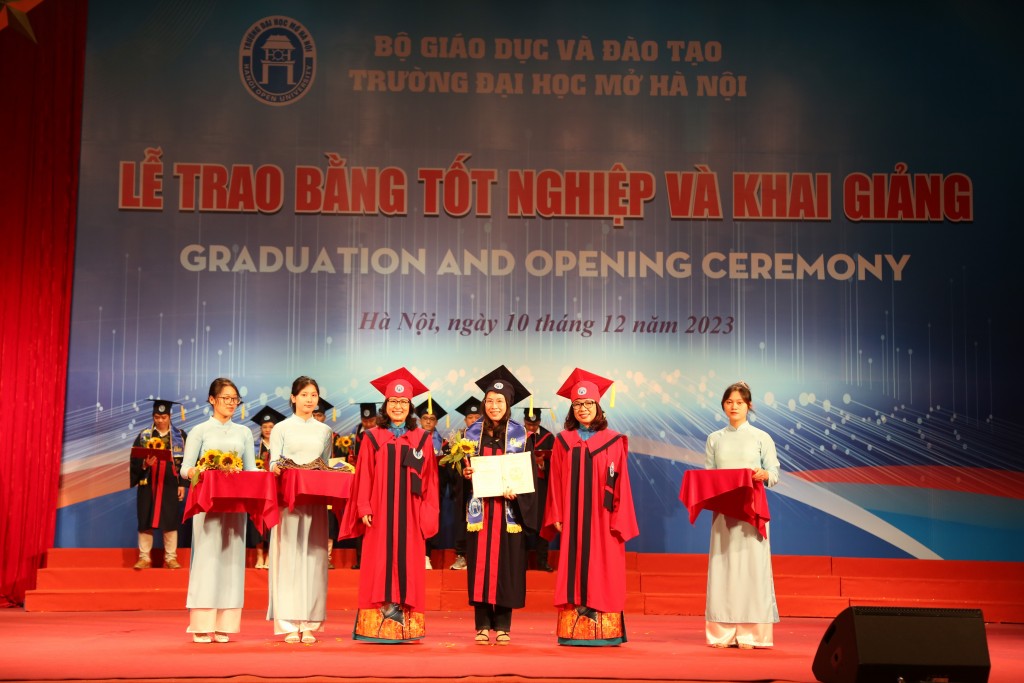 Các tân thạc sĩ nhận bằng tốt nghiệp