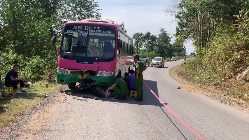 Đắk Lắk: Tông vào xe buýt, 2 cha con tử vong thương tâm