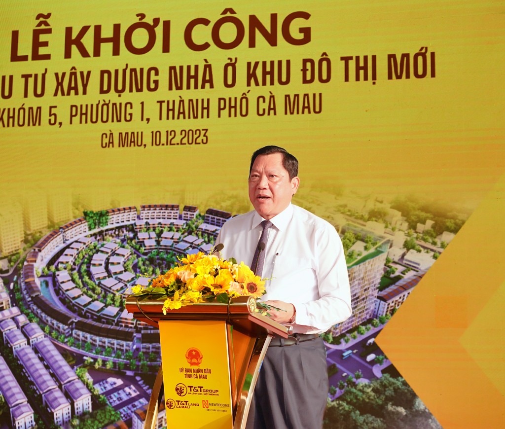 Ảnh 3: Ông Lâm Văn Bi, Phó Chủ tịch UBND tỉnh Cà Mau phát biểu tại lễ khởi công dự án.