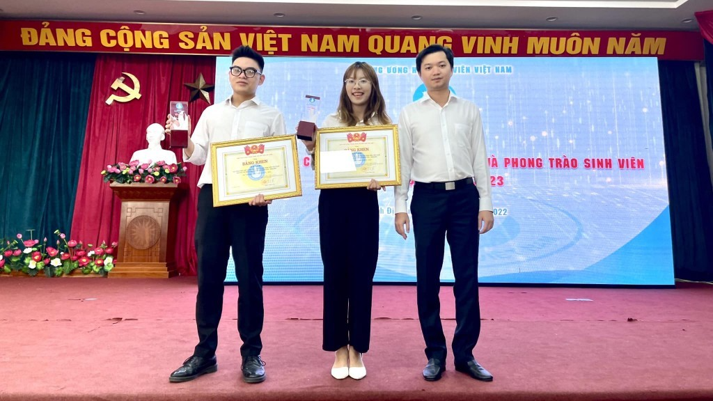 Đại diện Hội Sinh viên trường Đại học Khoa học Xã hội & Nhân văn và khoa Luật, Đại học Quốc gia Hà Nội nhận bằng khen của Trung ương Hội Sinh viên Việt Nam