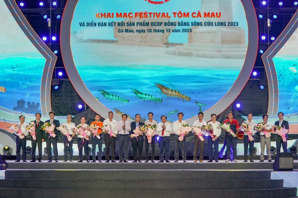 Đại diện Nam A Bank, ông Trần Thanh Tùng – Giám đốc Khối Khách hàng Cá nhân (ngoài cùng bìa  phải) nhận hoa cảm ơn từ Ban tổ chức