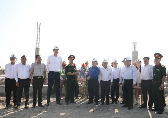 Trưởng ban Tuyên giáo Trung ương Nguyễn Trọng Nghĩa cùng Đoàn đại biểu Quốc hội tỉnh Tây Ninh thăm và tặng quà cho kỹ sư, công nhân đang thi công tại dự án “Khu chăn nuôi ứng dụng công nghệ cao DHN Tây Ninh”