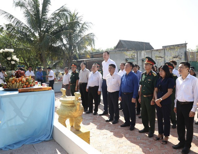 Trưởng ban Tuyên giáo Trung ương Nguyễn Trọng Nghĩa cùng Đoàn đại biểu Quốc hội tỉnh Tây Ninh dâng hương tại Nhà bia tưởng niệm liệt sĩ Sư đoàn 9, Quân đoàn 4 và Đài Vinh danh chiến công - Tưởng niệm Anh hùng liệt sĩ Sư đoàn 1.