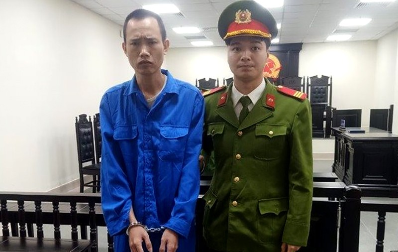 Cảnh sát hỗ trợ tư pháp áp giải bị cáo Phan Văn Hưng ra Toà