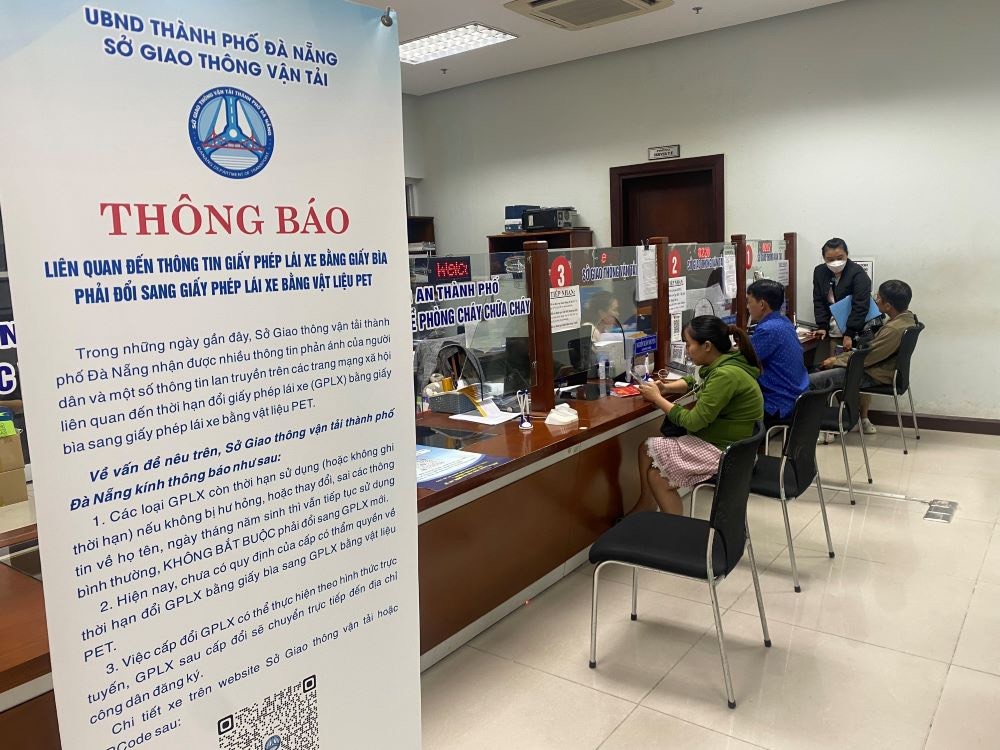 Người dân tập trung đi đổi GPLX tại Bộ phận tiếp nhận và trả kết quả một cửa Sở Giao thông vận tải Đà Nẵng, gây quá tải không cần thiết