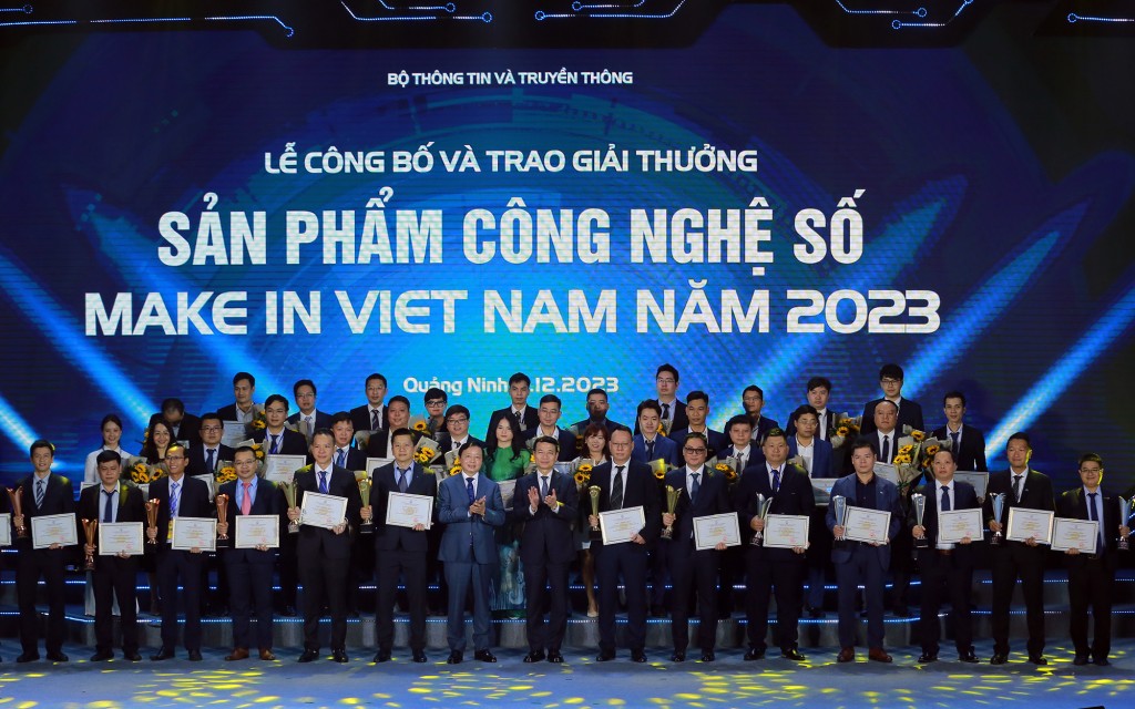 Phó Thủ tướng Trần Hồng Hà, Bộ trưởng Bộ TT&TT Nguyễn Mạnh Hùng và các doanh nghiệp được trao Giải thưởng Make in Vietnam 2023 - Ảnh: VGP/Minh Khôi