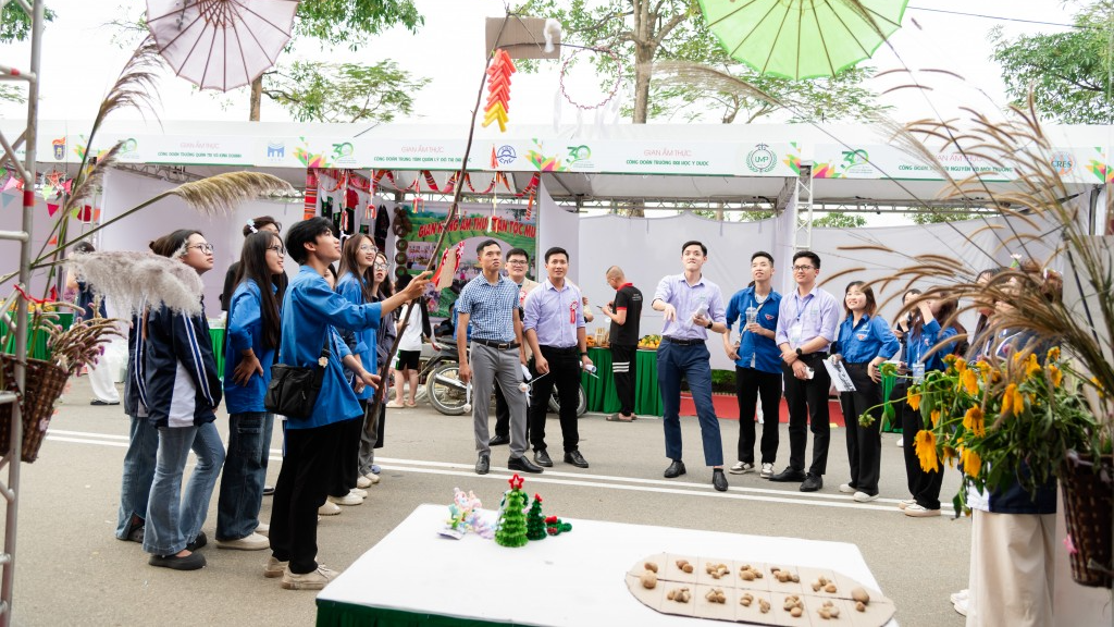 Trải nghiệm văn hóa với hội trại sắc màu ĐH Quốc gia Hà Nội Trải nghiệm văn hóa với hội trại sắc màu ĐH Quốc gia Hà Nội