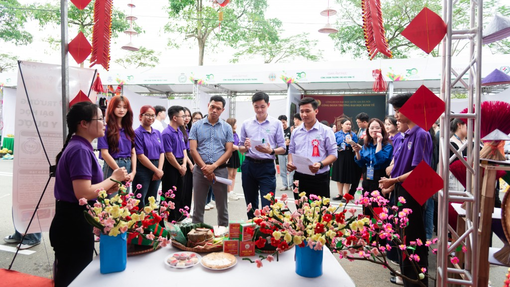 Trải nghiệm văn hóa với hội trại sắc màu ĐH Quốc gia Hà Nội Trải nghiệm văn hóa với hội trại sắc màu ĐH Quốc gia Hà Nội