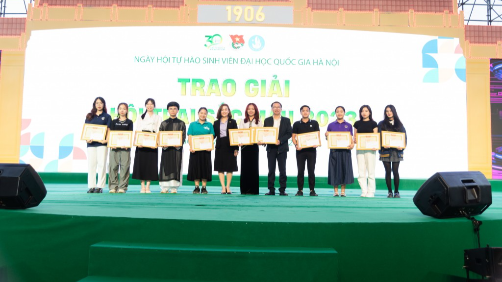Ban tổ chức trao giải thưởng đến các đơn vị Ban tổ chức trao giải thưởng đến các đơn vị