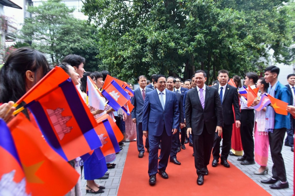 Sinh viên Trường Đại học Ngoại thương chào đón Thủ tướng Chính phủ Phạm Minh Chính và Thủ tướng Campuchia Samdech Moha Bovor Thipadei Hun Manet đến thăm - Ảnh: VGP/Nhật Bắc