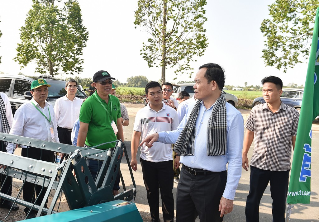 Phó Thủ tướng Trần Lưu Quang tham quan các loại máy sản xuất nông nghiệp của Việt Nam - Ảnh: VGP/Hải Minh